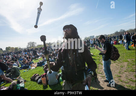 Speakers' Corner, Hyde Park, London, UK. 20th April 2016. Thousands of people attend the annual 420 Cannabis Meet-up and Protest at Speakers' Corner i Stock Photo