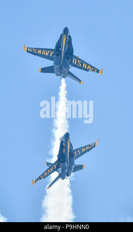 180714-N-UK306-1489 PENSACOLA BEACH, Florida. (July 14, 2018) The U.S. Navy Flight Demonstration Squadron, the Blue Angels,  perform during the Pensacola Beach Air Show in Pensacola Beach, Fla. The Blue Angels are scheduled to perform more than 60 demonstrations at more than 30 locations across the U.S. and Canada in 2018. (U.S. Navy photo by Mass Communication Specialist 2nd Class Timothy Schumaker/Released) Stock Photo