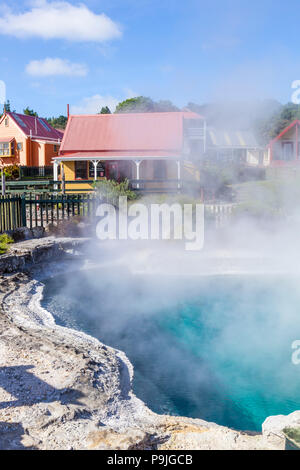 maori new zealand whakarewarewa thermal village maori house and geothermal pool in whakarewarewa  rotorua whakarewarewa nz Stock Photo