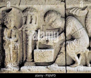 Detail of a capital of the cloister of the Cathedral of Girona, representing a 'Lapicista' (epigr… Stock Photo