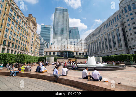 Canary Wharf office workers having their lunch break outside, London, UK Stock Photo