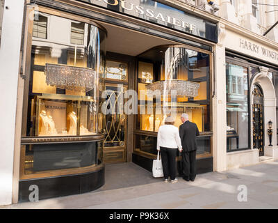 Middle aged couple window shopping at Moussaieff on Bond Street, Mayfair, London, UK Stock Photo