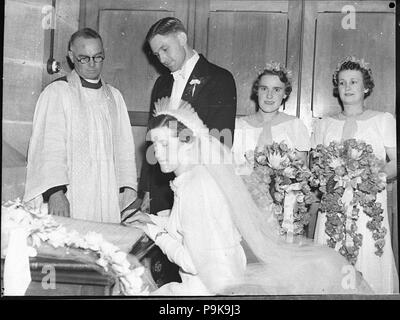 242 SLNSW 19980 NeilssonSherwood wedding St Johns Darlinghurst Stock Photo