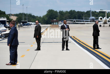 Joint Base Andrews, Maryland, USA. 18th July, 2018. Secret Service agents stand still before U.S. President Donald Trump and First Lady Melania Trump arrive at Joint Airforce Base Andrews to pay their respects to the family of fallen United States Secret Service Special Agent Nole Edward Remagen who suffered a stroke while on duty in Scotland., July 18, 2018 in Maryland. Credit: Olivier Douliery/Pool via CNP Credit: Olivier Douliery/CNP/ZUMA Wire/Alamy Live News Stock Photo