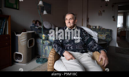 Germany, Hamburg. 09th July, 2018. Guenter Lucks, survivor of the Hamburg Fire storm of July 1943 during an interview by the German Press Agency. The Fire storm is viewed as the worst air-strike on Hamburg 75 years ago. The Allies brought huge parts of Hamburg into ashes, killing 35,000 people. Credit: Daniel Reinhardt/dpa/Alamy Live News Stock Photo
