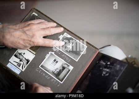 Germany, Hamburg. 09th July, 2018. Guenter Lucks shows in a photo album a photo of his family, which was taken shortly before the Hamburg firestorm in July 1943. The Fire storm is viewed as the worst air-strike on Hamburg 75 years ago. The Allies brought huge parts of Hamburg into ashes, killing 35,000 people. Credit: Daniel Reinhardt/dpa/Alamy Live News Stock Photo