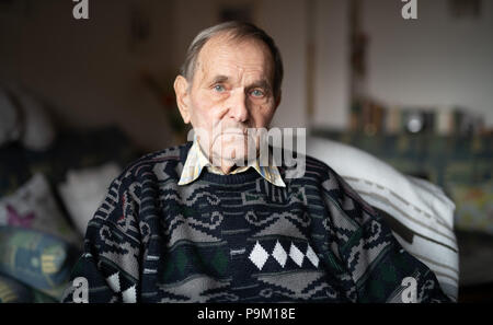 Germany, Hamburg. 09th July, 2018. Guenter Lucks, survivor of the Hamburg Fire storm of July 1943 during an interview by the German Press Agency. Credit: Daniel Reinhardt/dpa/Alamy Live News Stock Photo