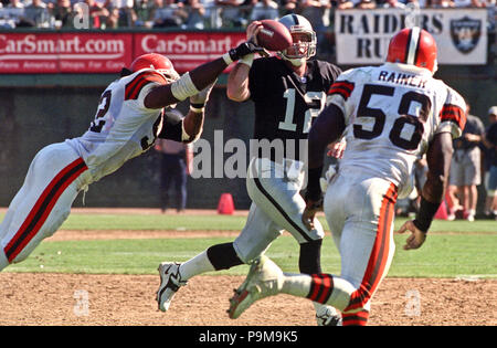 Oakland, California, USA. 24th Sep, 2000. Oakland Raiders vs. Cleveland  Browns at Oakland Alameda County Coliseum Sunday, September 24, 2000.  Raiders beat Browns 36-10. Oakland Raiders running back Tyrone Wheatley  Credit: Al