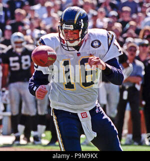 September 3, 2000 - Oakland, California, U.S - Oakland Raiders vs. San  Diego Chargers at Oakland Alameda County Coliseum Sunday, September 3,  2000. Raiders beat Chargers 9-6. Oakland Raiders linebacker William Thomas (