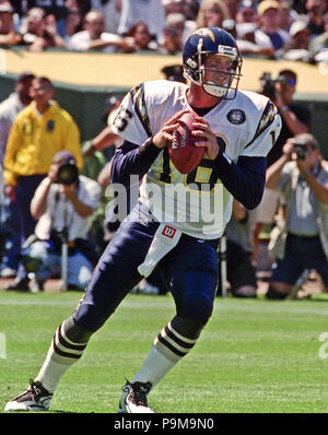 September 3, 2000 - Oakland, California, U.S - Oakland Raiders vs. San  Diego Chargers at Oakland Alameda County Coliseum Sunday, September 3,  2000. Raiders beat Chargers 9-6. Oakland Raiders linebacker William Thomas (