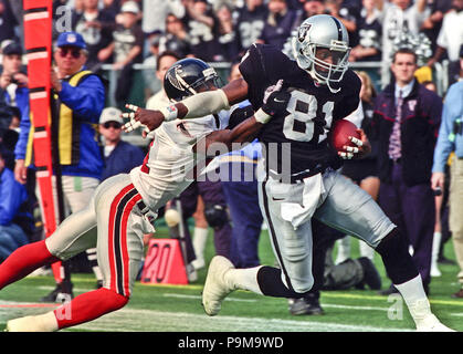 San Francisco, California, USA. 10th Sep, 1995. San Francisco 49ers vs.  Atlanta Falcons at Candlestick Park Sunday, September 10, 1995. 49ers beat  Falcons 41-10. Atlanta Falcons Linebacker Jessie Tuggle (58) moves in