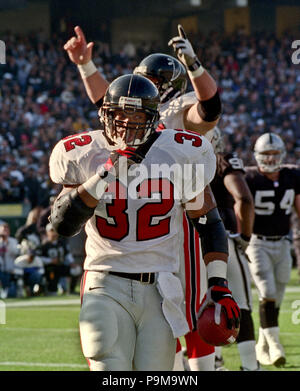 KRT SPORTS STORY SLUGGED: FALCONS-SAINTS KRT PHOTOGRAPH BY BEAU  CABELL/MACON TELEGRAPH (KRT6) ATLANTA, GA., October 18, 1998 -- Atlanta  Falcon running back Jamal Anderson, 32, runs up the middle for 31 yards