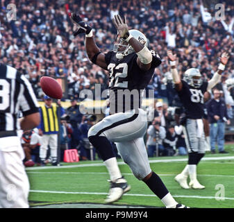 San Francisco, California, USA. 10th Sep, 1995. San Francisco 49ers vs.  Atlanta Falcons at Candlestick Park Sunday, September 10, 1995. 49ers beat  Falcons 41-10. Atlanta Falcons Linebacker Jessie Tuggle (58) moves in