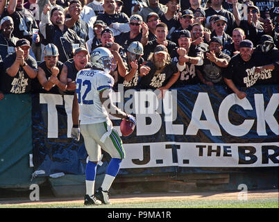 Oakland, California, USA. 24th Dec, 2000. Oakland Raiders vs. Carolina  Panthers at Oakland Alameda County Coliseum Sunday, December 24, 2000.  Raiders beat Panthers 52-9. Oakland Raiders defensive back Eric Allen  Credit: Al