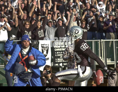 25 Nov 2001: Tim Brown of the Oakland Raiders during the Raiders 28-10  victory over the New York Giants at Giants Stadium in East Rutherford, New  Jersey. (Icon Sportswire via AP Images