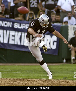 Oakland, California, USA. 30th Aug, 1999. Oakland Raiders vs. San Francisco  49ers at Oakland Alameda County Coliseum Monday, August 30, 1999. 49ers  beat Raiders 16-8 in a preseason game. San Francisco 49ers