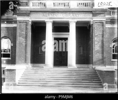 120 Alumni Library entrance 1910 (3191376557) Stock Photo