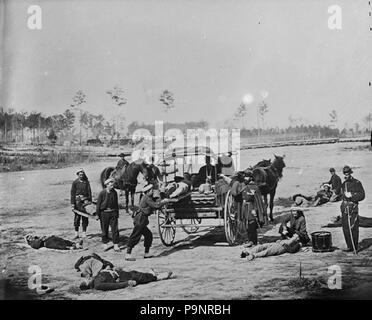 . English: Ambulance Corps. Method of removing wounded from the field. between circa 1861 and circa 1865 121 Ambulance Corps. Method of removing wounded from the field Stock Photo