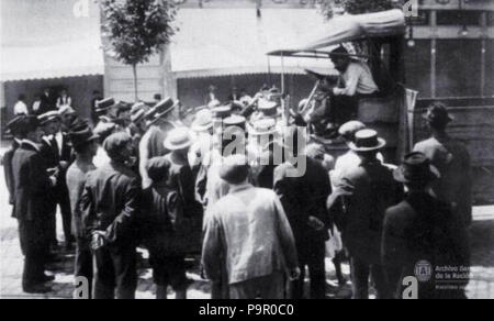 149 Archivo General de la Nación Argentina 1919 Buenos Aires, Semana Trágica, grupo de huelguistas intentando convencer al chófer para que se sume a la huelga. Stock Photo