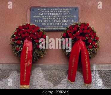 Austrian Civil War or February Uprising. Four days of skirmishes between socialists and the Austrian Army. 12-16 February, 1934. The building Karl Marx Holf, of Period 'Red Vienna' (1918-1934) was a battlefield during the short-lived Austrian civil war. Commemorative plaque on the wall of the building: 'the first to face fascism in Europe were the Austrian workers. They fought for freedom, democracy and republic. We never forget !. Socialists fighters for freedom'. Vienna, Austria. Stock Photo