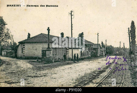 . Français : Carte postale ancienne éditée par Catherin - Phototypie Combier à Mâcon : MANZIAT - Hameau des Hamons. Vue en gros plan de la voie en accotement de la Compagnie des chemins de fer économiques du Sud-Est (Tramways de l'Ain) . Carte oblitérée le 13 août 1932, mais datant probablement d'avant la Première Guerre mondiale 289 Catherin - MANZIAT - Hameau des Mamons Stock Photo