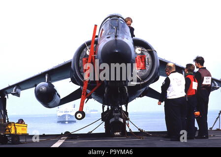 AJAXNETPHOTO. 1998. HARRIER GR7 FIGHTER PARKED ON THE BRITISH AIRCRAFT CARRIER HMS ARK ROYAL.  PHOTO:JONATHAN EASTLAND/AJAX.  REF:98 66 Stock Photo