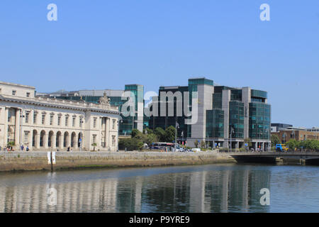 Dublins, Custom House flanked by the buildings of the International Financial Services Centre and the Aib Trade Centre. Stock Photo