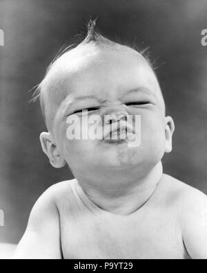 1950s BABY SCRUNCHING UP FACE SQUINTING - b4734 HAR001 HARS SCRUNCHING AMUSING ECCENTRIC JUVENILES ATTITUDE BLACK AND WHITE CAUCASIAN ETHNICITY ERRATIC HAR001 OLD FASHIONED Stock Photo