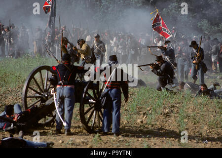 HISTORICAL AMERICAN CIVIL WAR BATTLE REENACTMENT GETTYSBURG PA USA - kh11903 RWN001 HARS EXCITEMENT PA PRIDE UNIFORMS RE-ENACTORS 1860s DIXIE RE-ENACTMENT STARS AND BARS CONFEDERATE COOPERATION FIREARM FIREARMS REENACTMENT TOGETHERNESS AMERICAN CIVIL WAR ARTILLERY BATTLES CAUCASIAN ETHNICITY CIVIL WAR CONFLICTS OLD FASHIONED Stock Photo