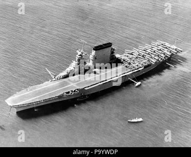 1930s 1940s 1935 AERIAL VIEW OF US NAVY SHIP WWII AIRCRAFT CARRIER USS SARATOGA WITH BIPLANE AIRCRAFT ASSEMBLED ON FLIGHT DECK - q74696 CPC001 HARS AVIATION MOBILITY ASSEMBLED AIRCRAFT CARRIER ARMED FORCE 1935 CONFLICTING FLIGHT DECK SARATOGA USS BATTLING BIPLANE BLACK AND WHITE OLD FASHIONED RUNWAY Stock Photo