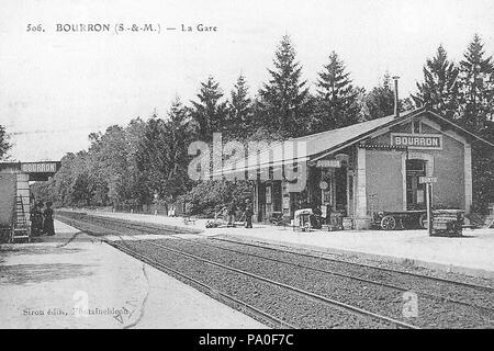 . Gare de Bourron-Marlotte (Seine-et-Marne, France), au début du XX° siècle. Siron Edition Fontainebleau. N° 506 . Début du XXe siècle 689 Gare-de- Bourron-Marlotte - Grez-Carte-postale-98 Stock Photo