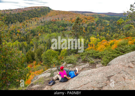Scenery with forest and hikers at Oberg Mountain hiking trail, Tofte, Minnesota, USA Stock Photo