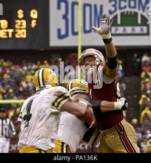 San Francisco, California, USA. 15th Dec, 2002. San Francisco 49ers defensive end Chike Okeafor (91) rushes Green Bay Packers quarterback Brett Favre (4) on Sunday, December 15, 2002, in San Francisco, California. The Packers defeated the 49ers 20-14. Credit: Al Golub/ZUMA Wire/Alamy Live News Stock Photo