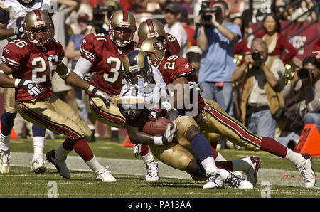 Santa Clara, California, USA. 22nd Oct, 2015. San Francisco 49ers running  back Carlos Hyde (28) stiff arms Seattle Seahawks free safety Earl Thomas  (29) on Thursday, October 22, 2015, at Levis Stadium