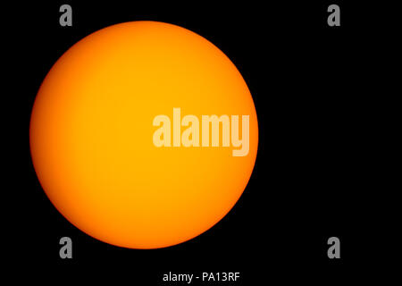 Detroit, Michigan, USA. 19th July, 2018. Sun without sunspots for over 22 days today which last happened in July 2009, The sun follows cycles of roughly 11 years where it reaches a solar maximum and then a solar minimum. During a solar maximum, the sun gives off more heat and is littered with sunspots. Less heat in a solar minimum is due to a decrease in magnetic waves. Photographed from Detroit, Michigan on 19th July 2018. Credit: Chirag Wakaskar/Alamy Live News Stock Photo