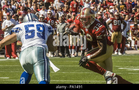 Dallas Cowboys linebacker Dat Nguyen (59) returns the ball 19 yards after  intercepting a third-quarter pass by Cleveland Browns quarterback Jeff  Garcia in Irving, Texas, Sunday, Sept. 19, 2004. In the background