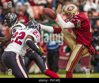 San Francisco 49ers' punter Andy Lee (4) kicks against the Tennessee Titans  at Monster Park in San Francisco on August 26, 2005. (UPI Photo/Terry  Schmitt Stock Photo - Alamy