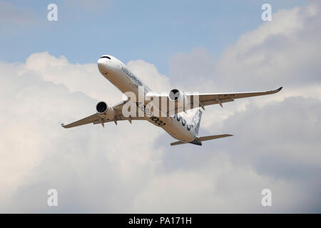 Farnborough, Hampshire, UK. 19th July, 2018. An Airbus A350-1000 flying during a display on day four of the Farnborough International Airshow (FIA) which is taking place in Farnborough, Hampshire, UK.  The air show, a biannual showcase for the aviation industry, is the biggest of it's kind and attracts civil and military buyers from all over the world. trade visitors are normally in excess of 100,000 people. The trade side of the show runs until July 20 and is followed by a weekend of air displays aimed at the general public.   Credit: Michael Preston/Alamy Live News Stock Photo