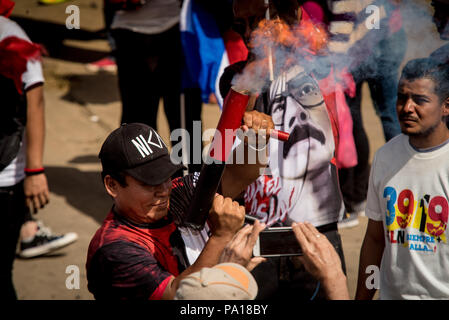 Managua, Nicaragua. 19th July, 2018. A supporter of the Sandinista National Liberation Front (FSLN) firing a self-made weapon during an event in conmemoration of the 39th anniversary of the Sandinista revolution. The Nicaraguan president has accused the country's Catholic church of being part of an attempted coup against his government. According to Ortega, the country's Catholic bishops aren't intermediaries in the political crisis, but rather part of a putschist conspiracy. Credit: Carlos Herrera/dpa/Alamy Live News Stock Photo