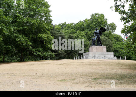 Hyde Park. London. UK 20 July 2018 - Parched grass in Hyde Park on a cloudy day in the capital. Met Office forecast rain later in the day in the capital.   Credit: Dinendra Haria/Alamy Live News Stock Photo