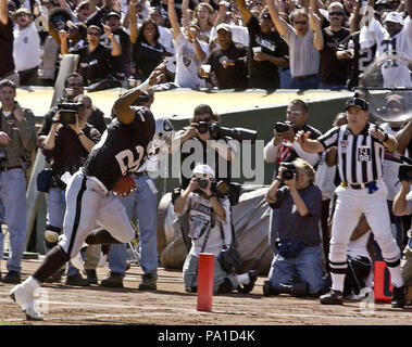 Oakland, California, USA. 29th Sep, 2002. Oakland Raiders running back Charlie Garner (25) makes touchdown on Sunday, September 29, 2002, in Oakland, California. The Raiders defeated the Titans 52-25. Credit: Al Golub/ZUMA Wire/Alamy Live News Stock Photo