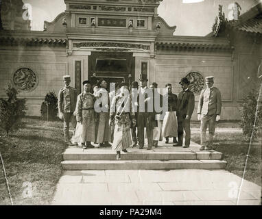 306 Chinese officials visiting the Chinese Pavilion at the 1904 World's Fair Stock Photo
