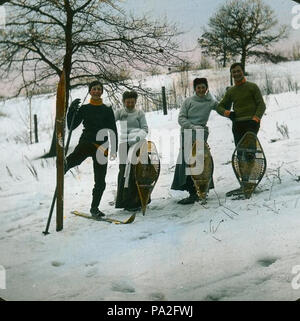 English Canadian Winter Sports Snowshoeing And Skiing Fran Ssais Sports D Hiver Canadiens La Raquette Et Le Ski Circa 1905 Date Qs P 1905 00 00t00 00 00z 9 P1480 Q This Image Is Available From The Mccord Museum Under The Access Number
