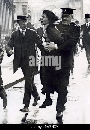 Vrouwenkiesrecht. Arrestatie van suffragette Emmeline Pankhurst die door een politieagent wordt weggedragen van het hek van Buckingham Palace tijdens een demonstratie voor vrouwenemancipatie. Londen, Engeland, [1907-1914].   Suffragette (women's rights movement) Emmeline Pankhurst being arrested after protesting near Buckingham Palace. Londen, Engeland, [1907-1914]. 619 Emmeline Pankhurst Arrested 1907-1914 Stock Photo