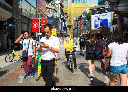 12インチ　ON A CROWDED STREET Shenzhen, China - July 16, 2018: Busy Dong Men Pedestrian