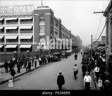 . 4 o'clock shift at the Ford Motor Company assembly plant in Detroit, Michigan (1910s). between 1910 and 1920 296 Change of work shift at Ford Motor Company Stock Photo