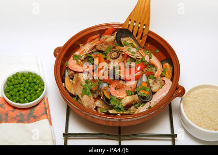Rice casserole with pork and shellfish.. Step by step. Prepared dish: FB0NDM Stock Photo