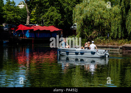 A GoBoat On Regent’s Canal, In Little Venice, London, England Stock Photo