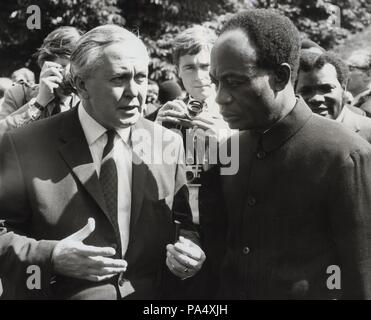 James Harold Wilson (1916-1995), político británico junto a Kwame Nkrumah (1909-1972), presidente de Ghana, en una conferencia de la Commonwealth en 1965. Stock Photo