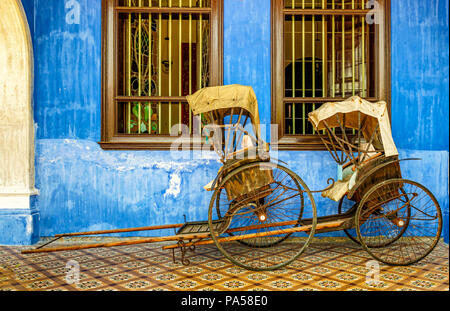 Old Chinese rickshaw on display in front of the building Stock Photo ...